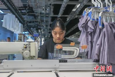 江西南昌 針織服裝企業(yè)趕制出口訂單忙